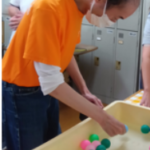 真剣な眼差しで、ピンポン玉すくいに挑戦(^^)